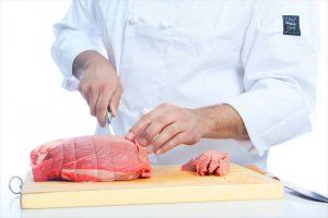 肉を切る料理人